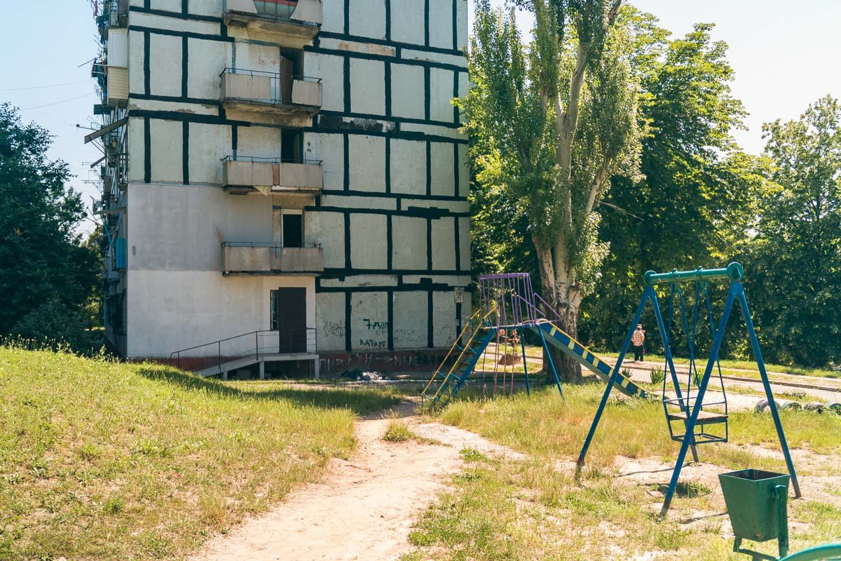 В паре метров детская площадка В паре метров детская площадка