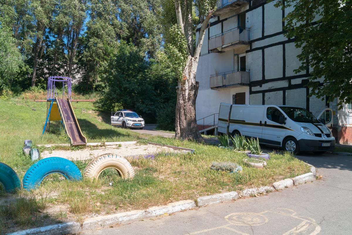 На месте полиция и судмедэксперты На месте полиция и судмедэксперты