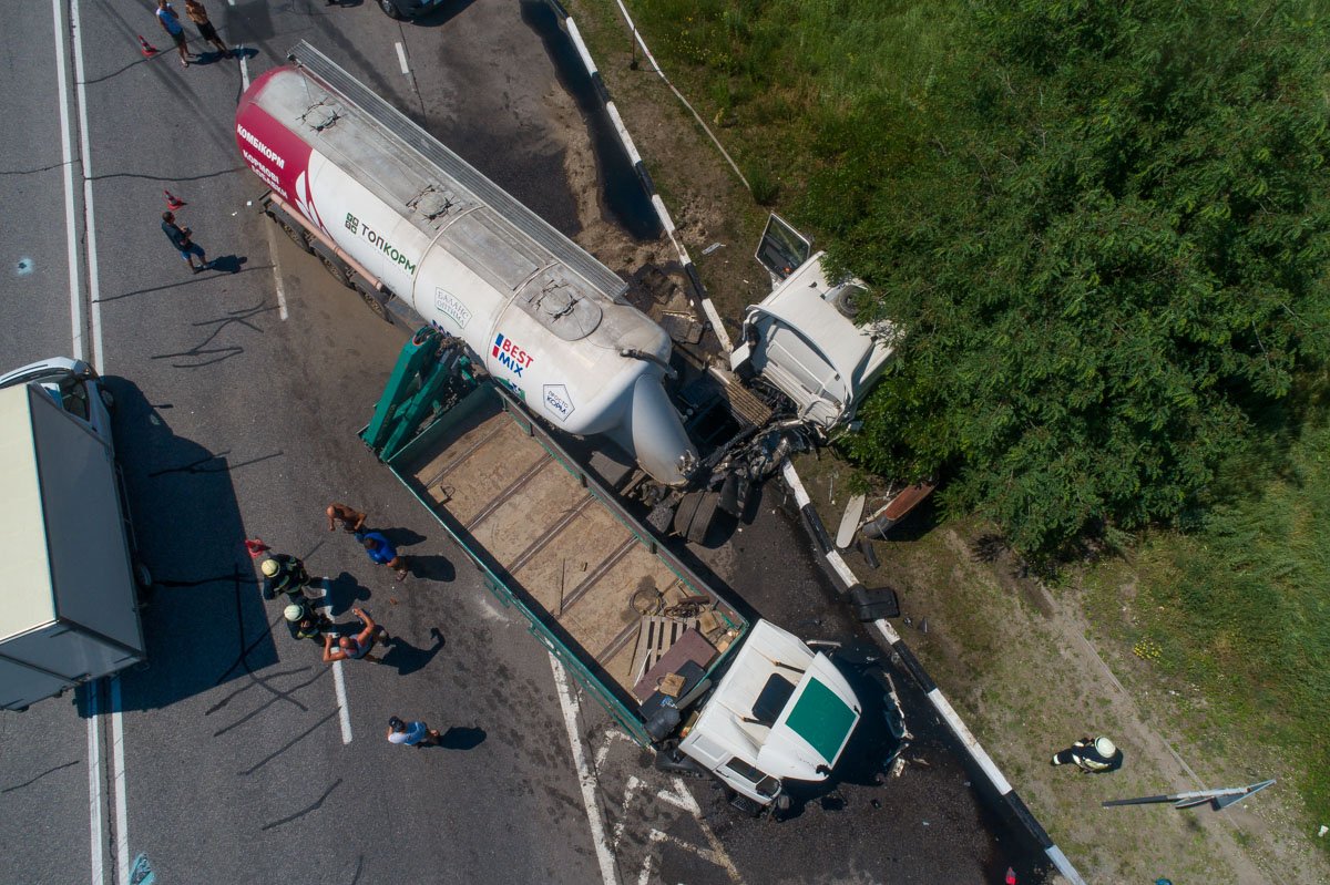 Столкнулись 3 фуры и Chevrolet