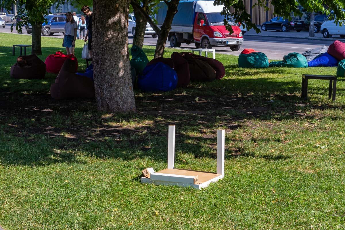 Поломанные столики Поломанные столики