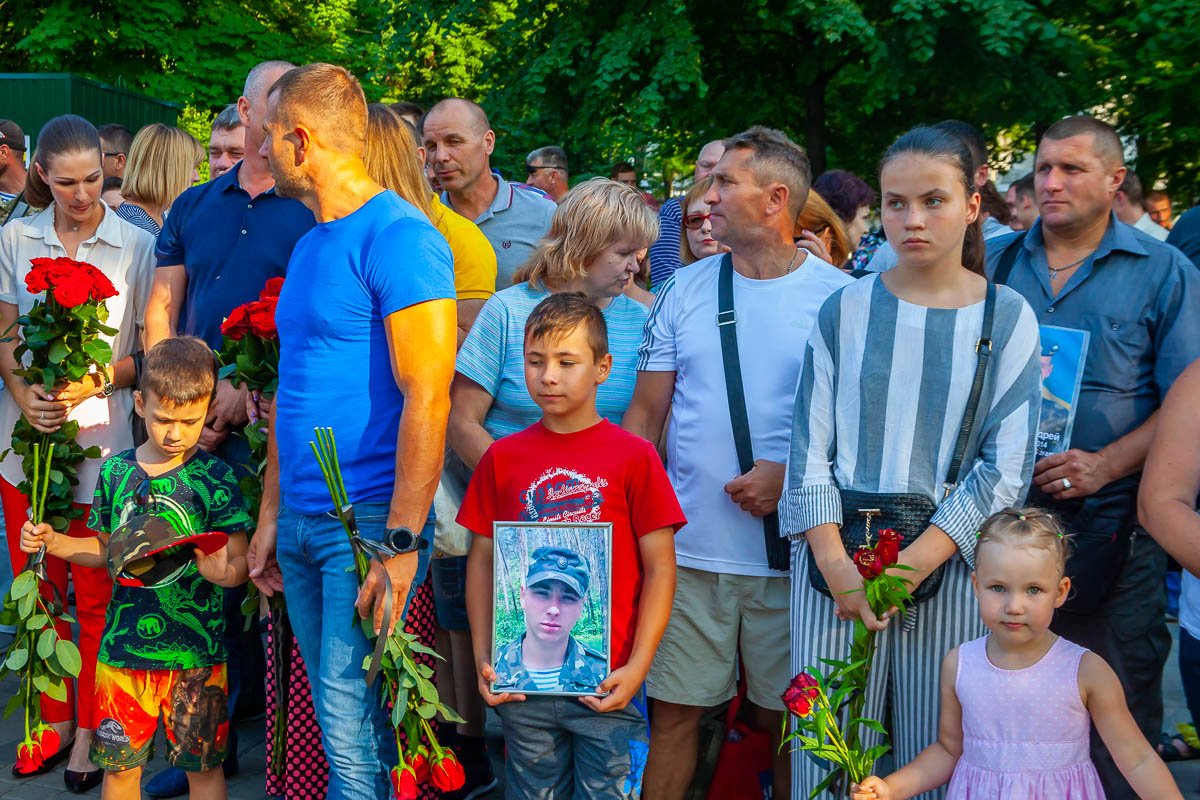 Многие принесли фотографии своих любимых