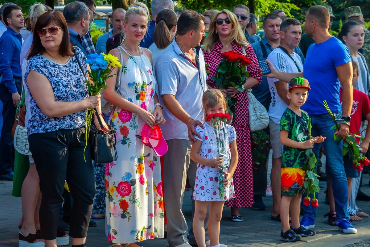 Собрались десятки людей