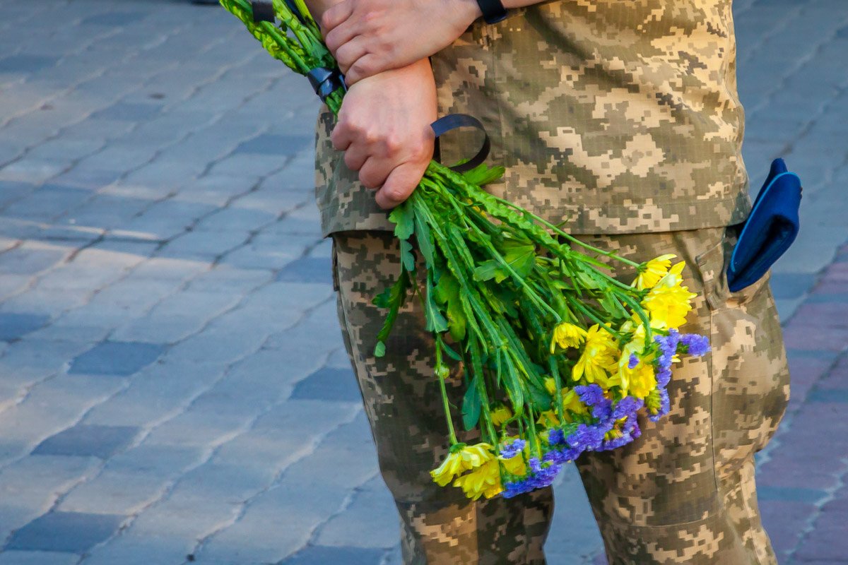 Присутствующие возложили цветы