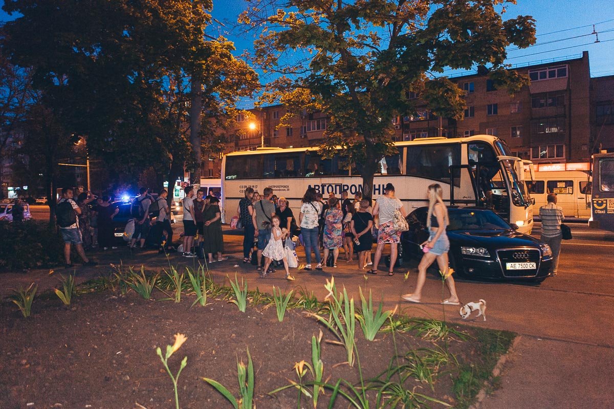 Пассажиры ожидают на улице Пассажиры ожидают на улице