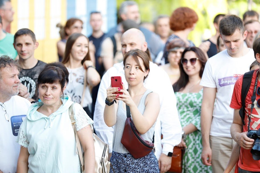В течение трех дней фестиваля на трех разных локациях появятся около сотни участников