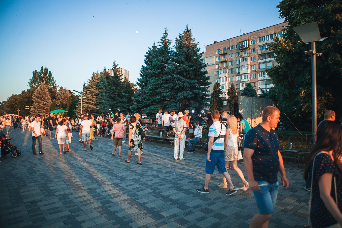 Вечером на набережной собралось немало людей
