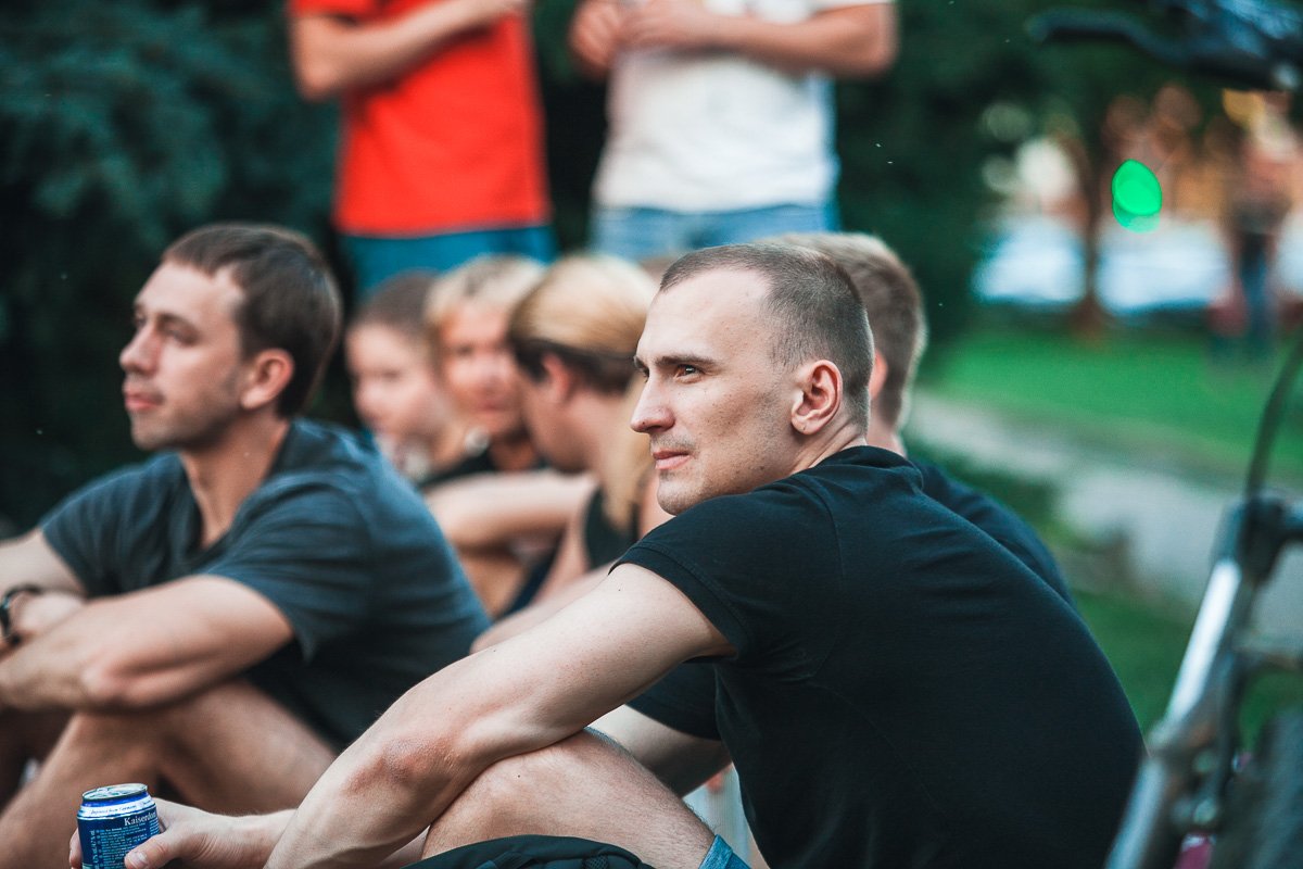 Жители Днепра проводят вечер пятницы интересно