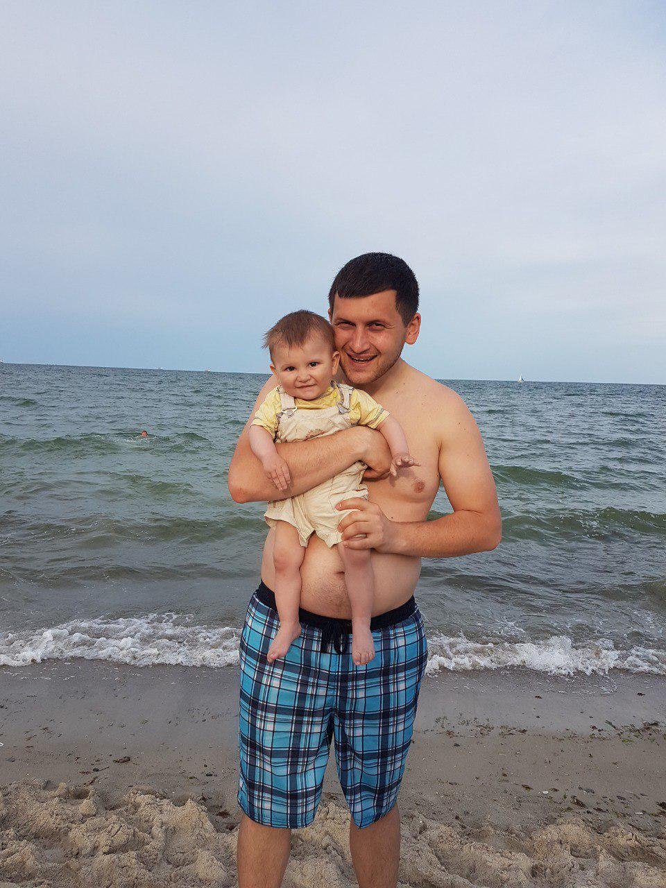 Еще мало что понимает, но уже очень любит