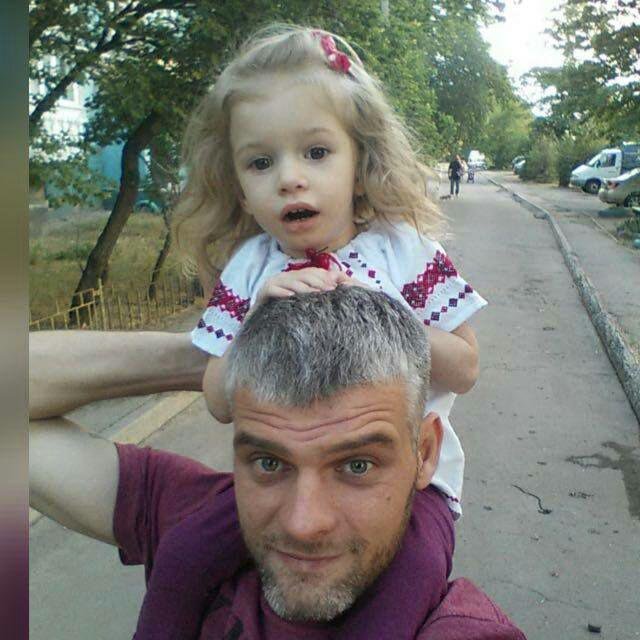 У папы на плечах удобнее