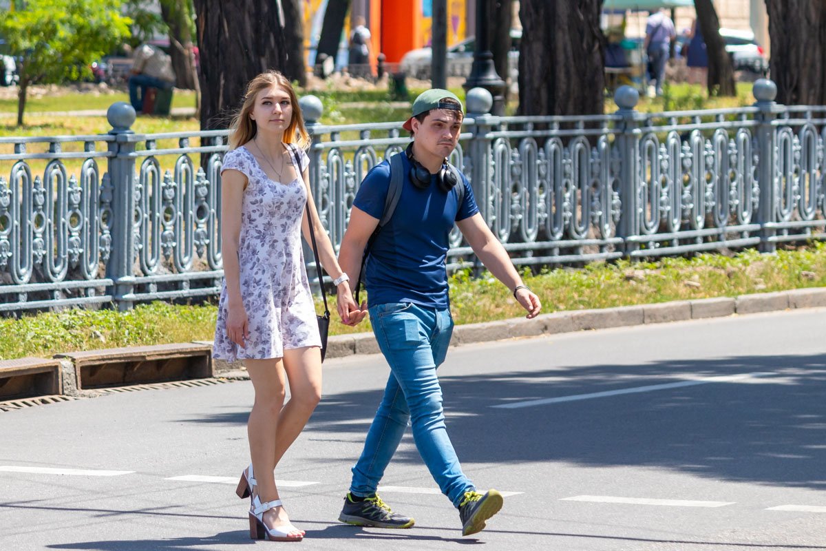 Хорошо быть девушкой - в платье не жарко Хорошо быть девушкой - в платье не жарко