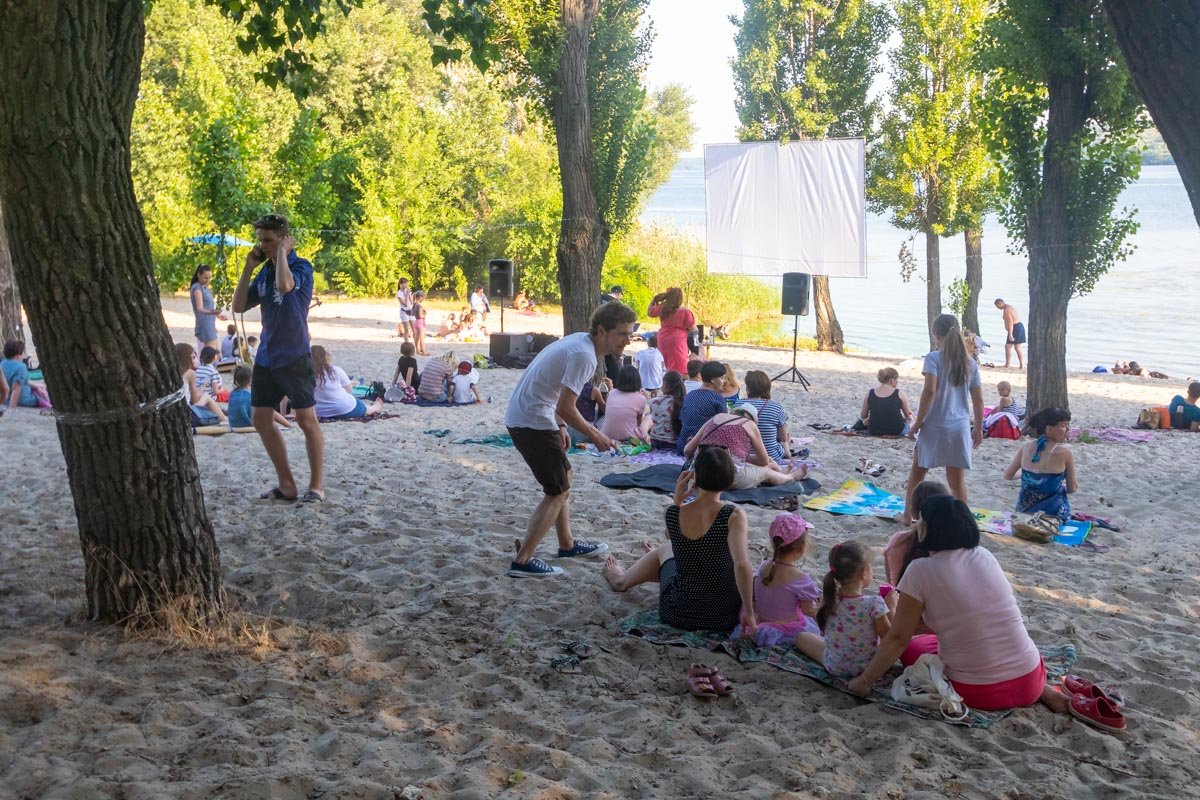 В Днепре открылся бесплатный кинотеатр на пляже под открытым небом В Днепре открылся бесплатный кинотеатр на пляже под открытым небом