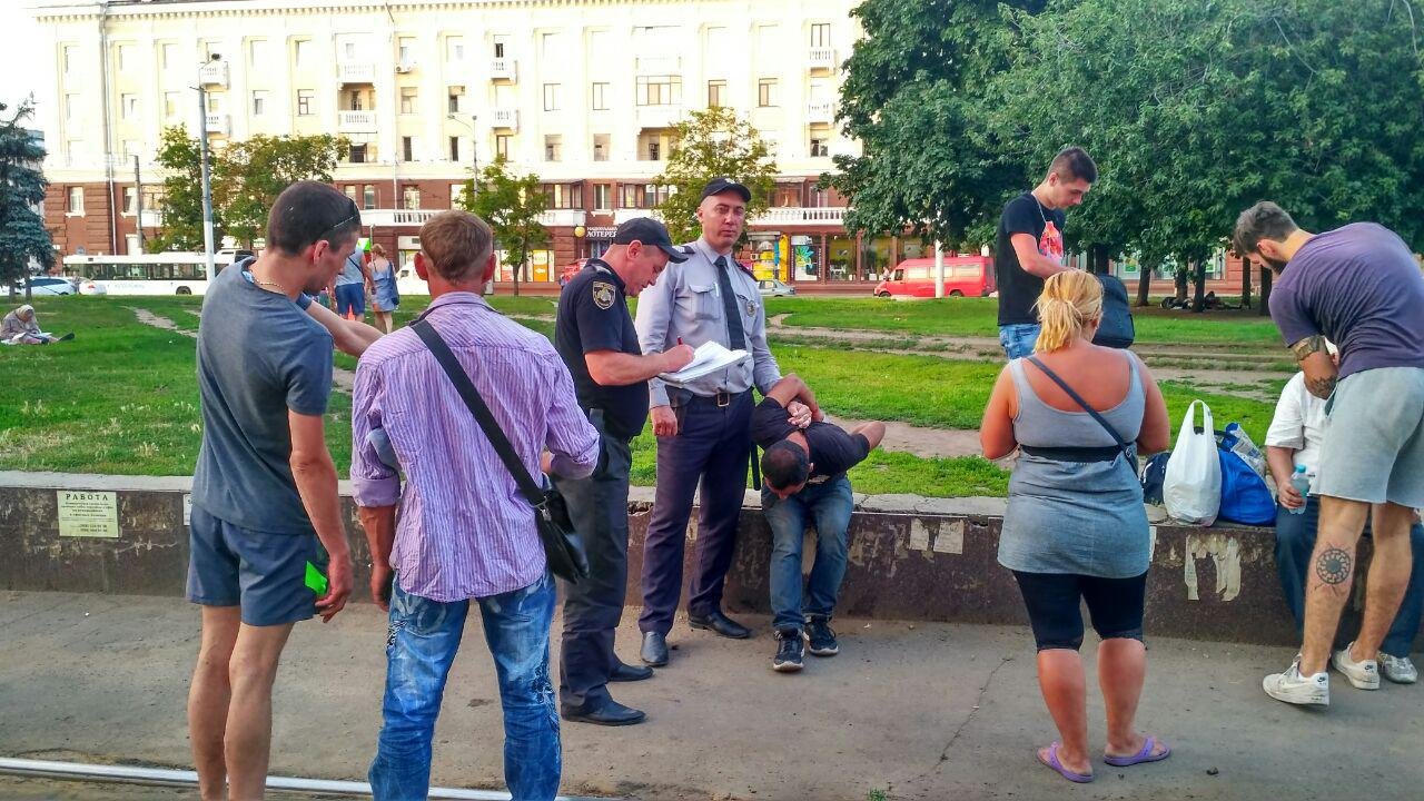 Убегавшего мужчину задержали прохожие и передали его сотрудникам линейной полиции метрополитена Убегавшего мужчину задержали прохожие и передали его сотрудникам линейной полиции метрополитена