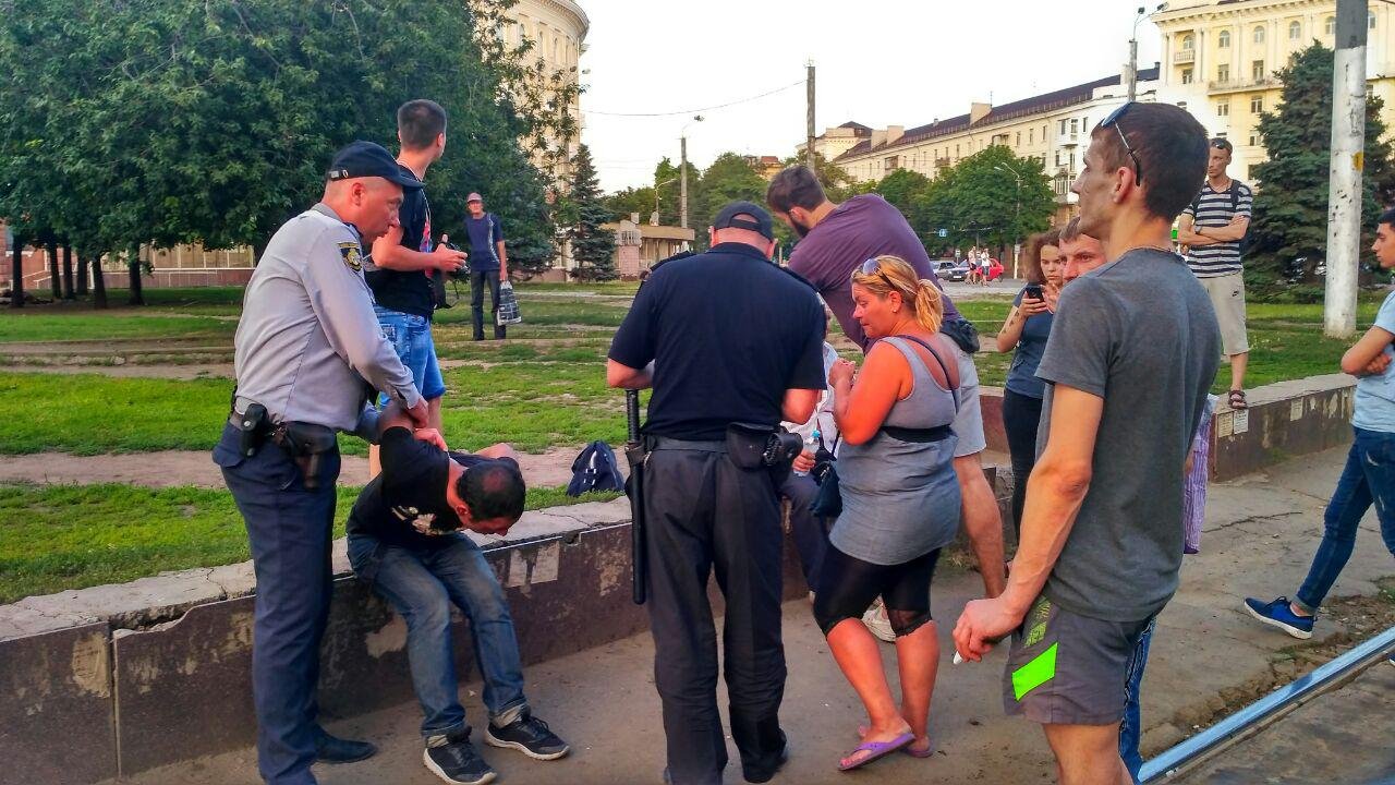 Полицейские вызвали на место следственно-оперативную группу Полицейские вызвали на место следственно-оперативную группу