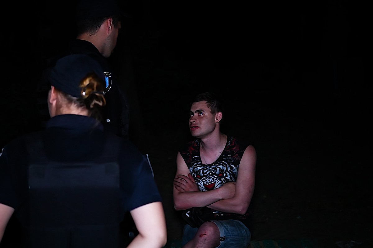 Парень вел себя вызывающе Парень вел себя вызывающе