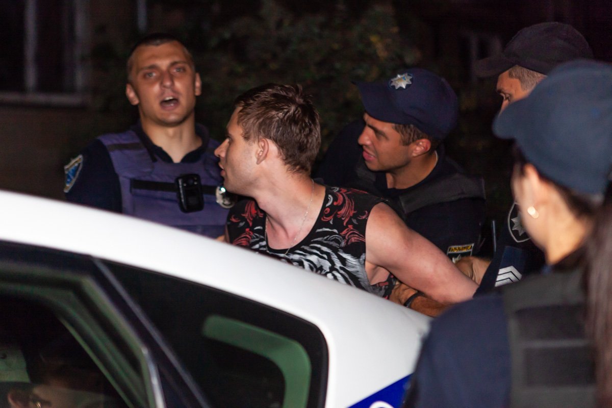 Парень успел нахамить не только полицейским, но и оскорбить родных Парень успел нахамить не только полицейским, но и оскорбить родных