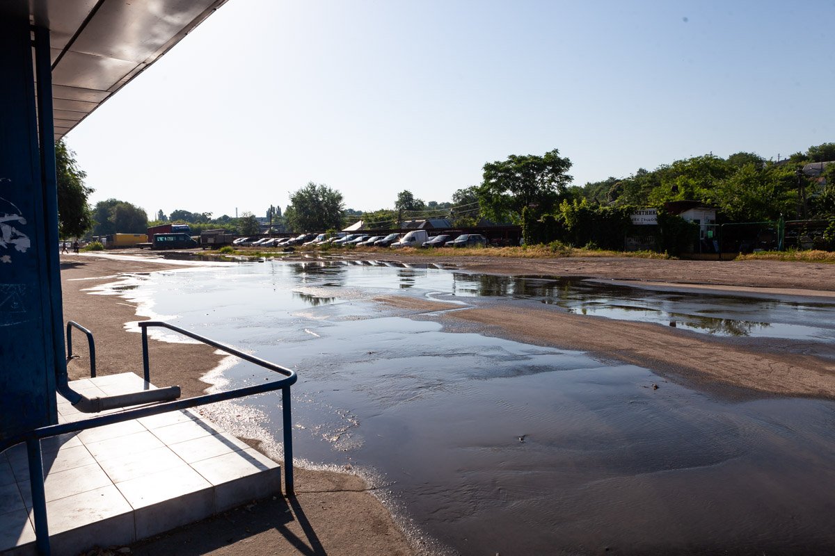  Воды натекло так много, что на Большой Диевской образовалось настоящее озеро