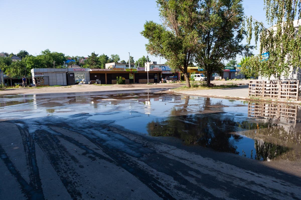 Фонтана на месте нет, но вода вытекает стремительно