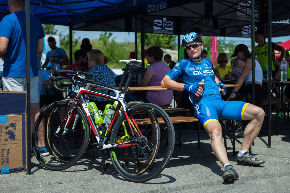 После велогонки спортсменов угощали холодным квасом и водой 