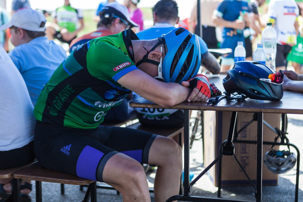 Уставшие спортсмены после тяжелого велопробега 