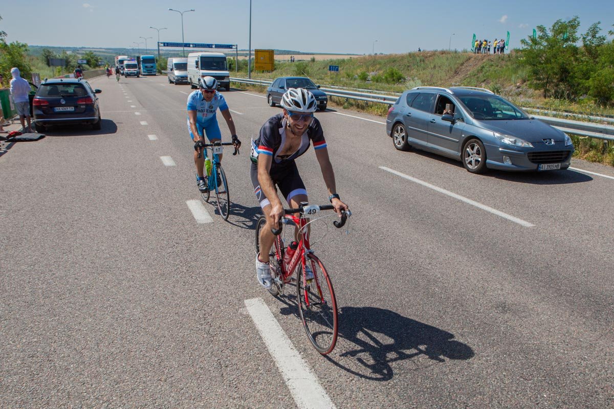 Велосипедистов сопровождали сотрудники патрульной полиции и скорая помощь