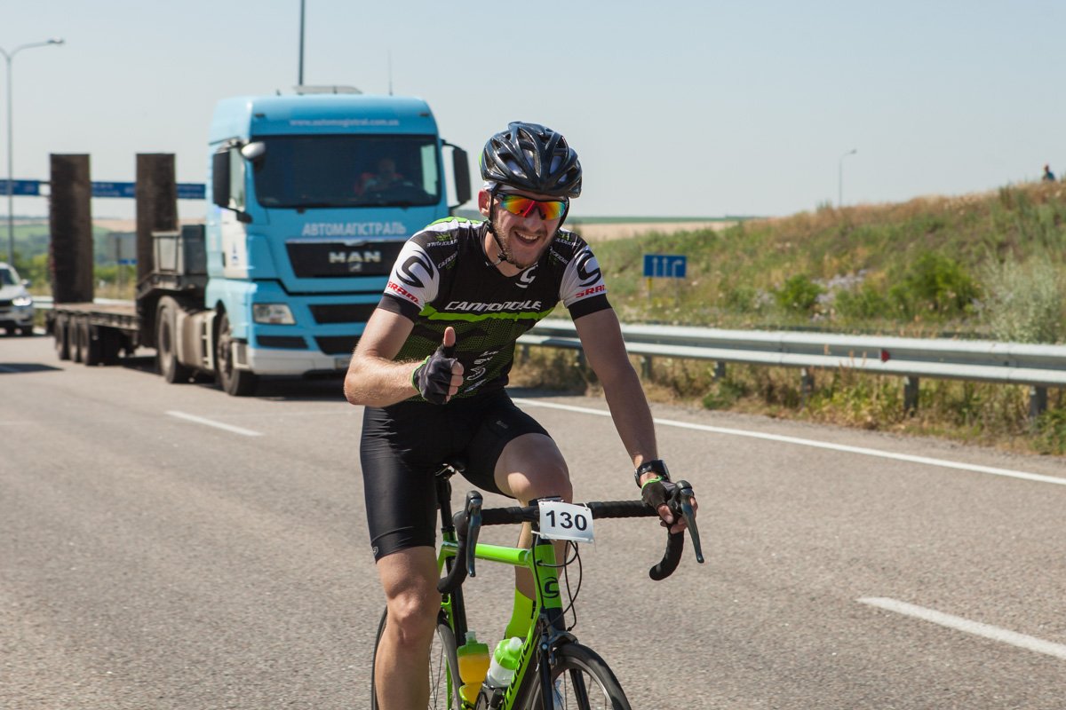 Счастливые велосипедисты после 155 километров 