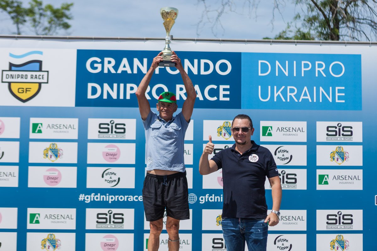 Также награду получил самый старший участник велогонки - Титаренко Станислав, за то, что прошел гонку от начала и до конца