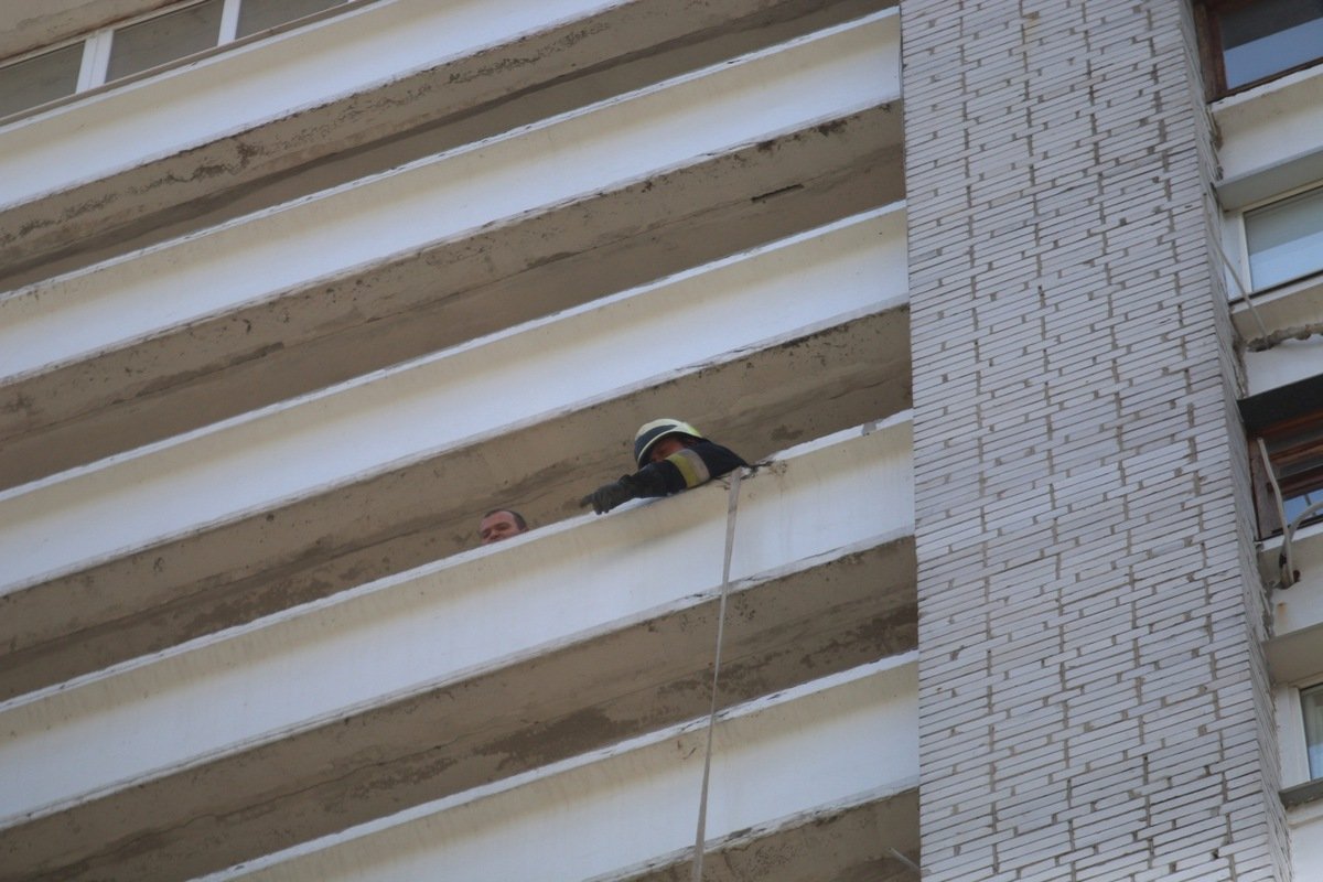 В Днепре на Рабочей горит квартира 2