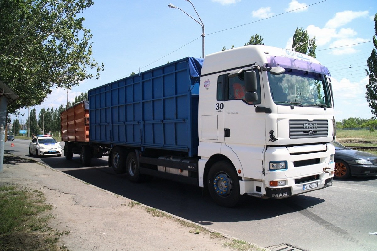 В Днепре столкнулись грузовик с прицепом и Hyundai с ребенком внутри 1