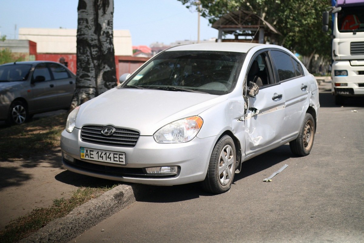 В Днепре столкнулись грузовик с прицепом и Hyundai с ребенком внутри 3