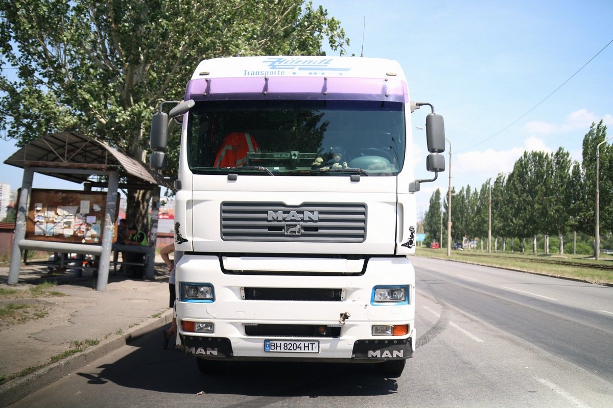 В Днепре столкнулись грузовик с прицепом и Hyundai с ребенком внутри 4