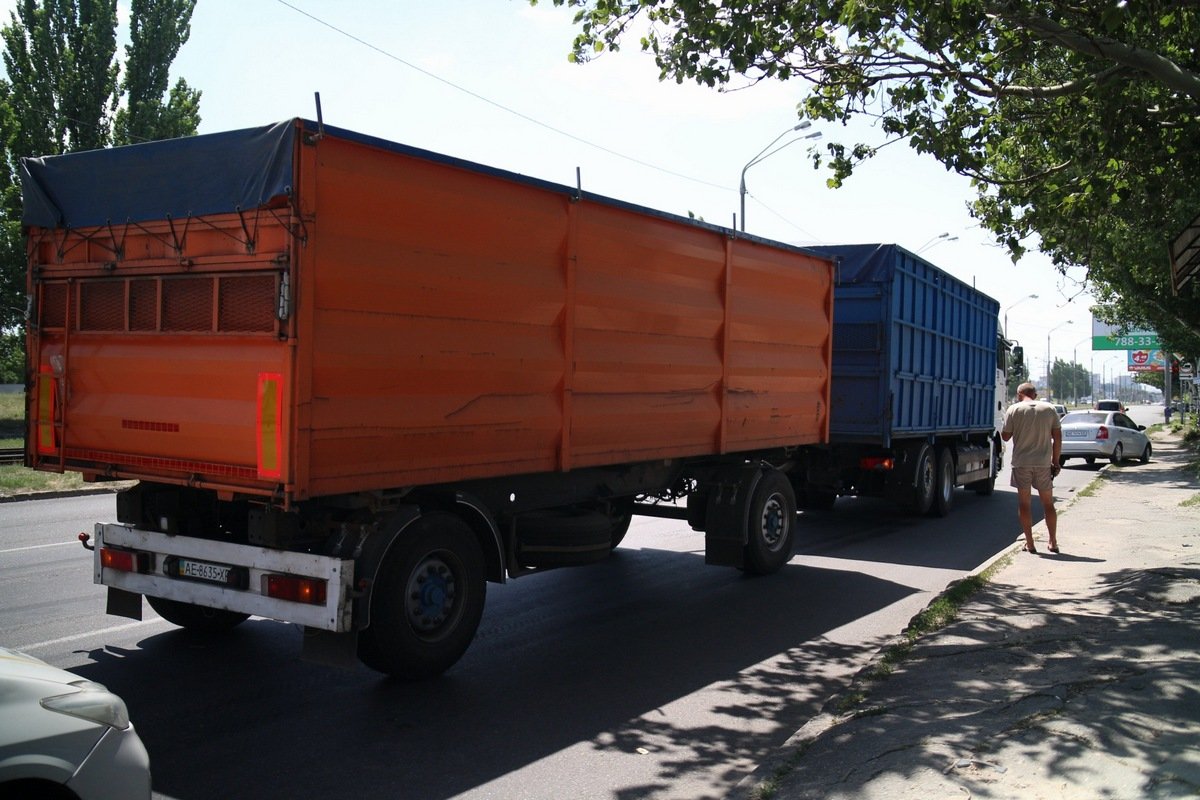 В Днепре столкнулись грузовик с прицепом и Hyundai с ребенком внутри 6