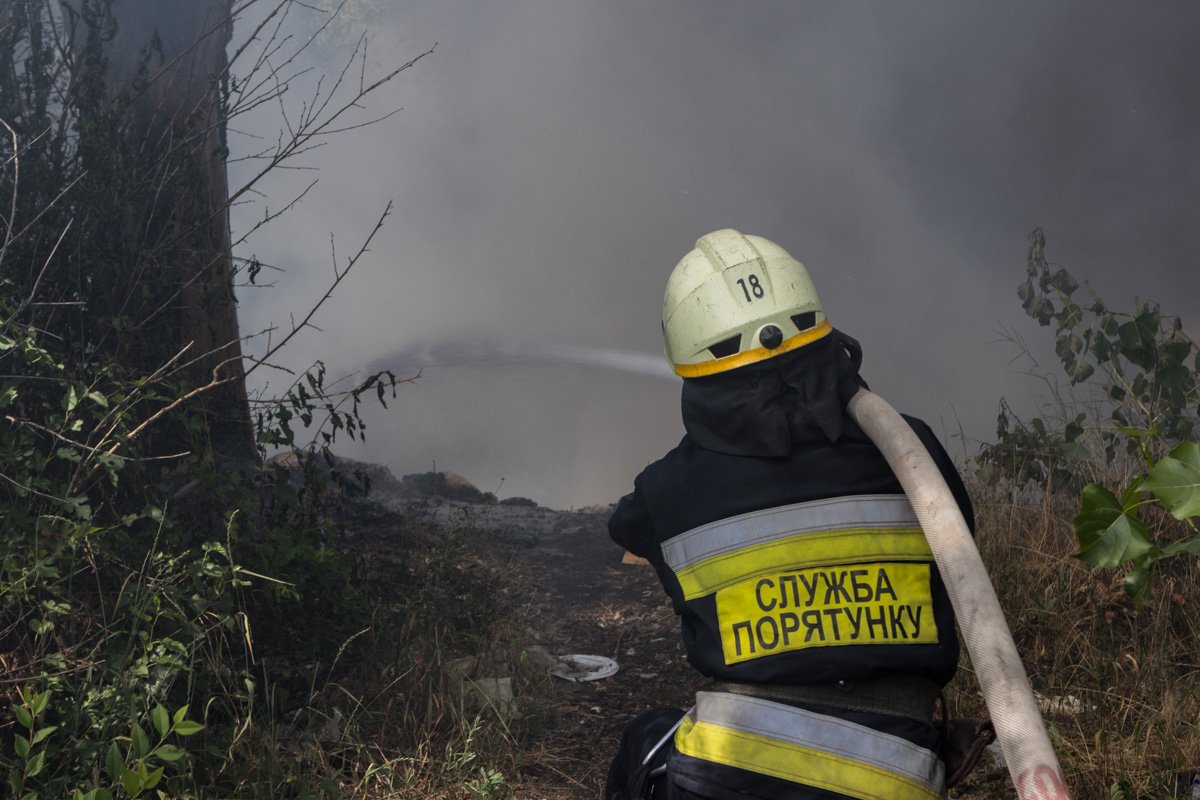 В Днепре на улице Днепросталевской загорелась свалка В Днепре на улице Днепросталевской загорелась свалка