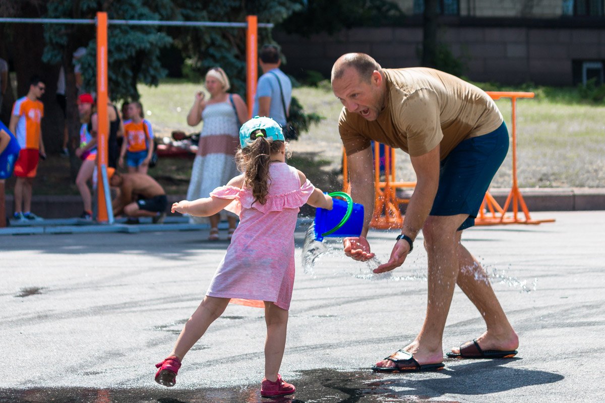 Папа готов намокнуть, чтобы дочке было весело Папа готов намокнуть, чтобы дочке было весело