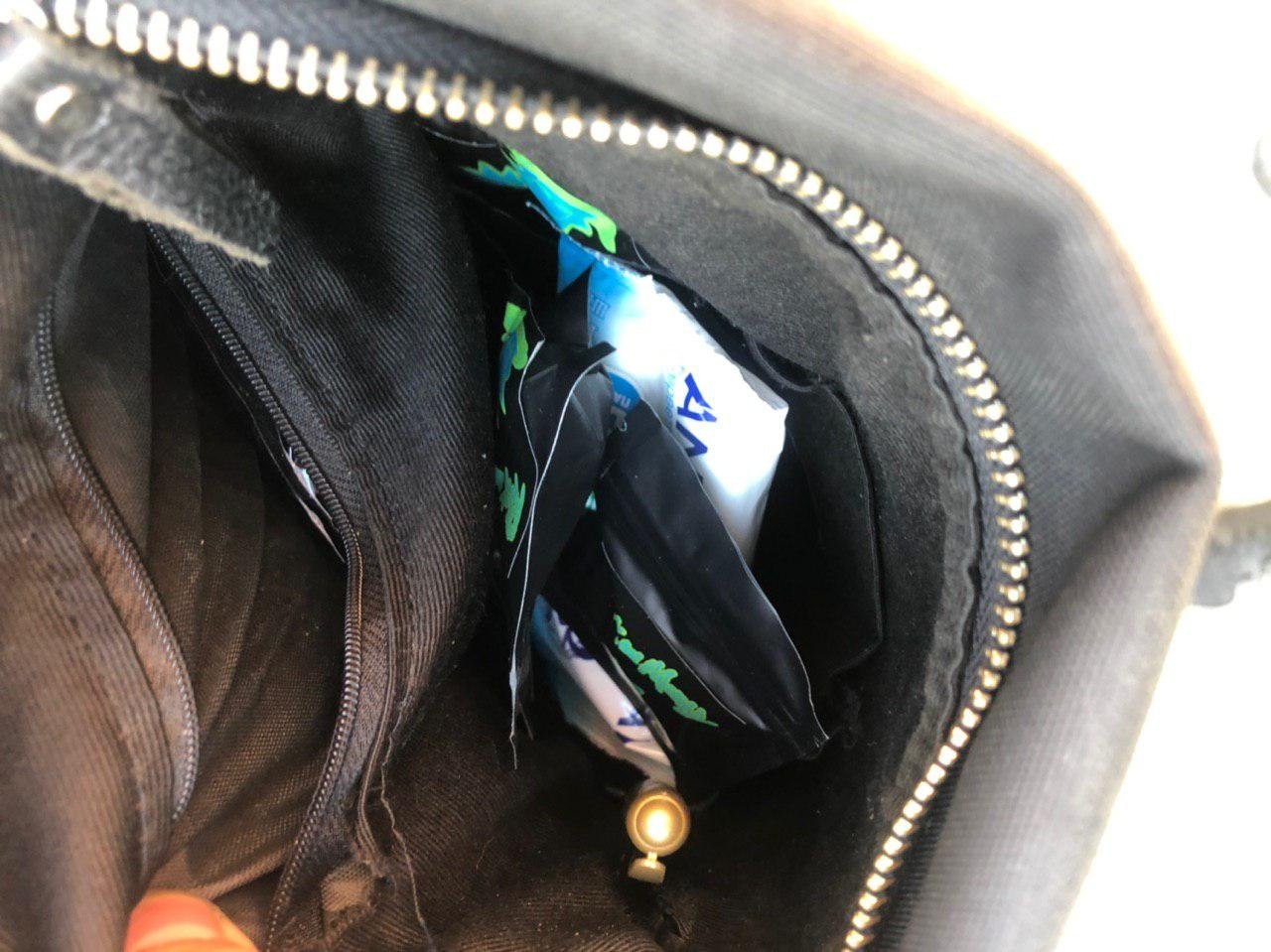 Мужчине пришлось признаться, что в его сумке наркотики  Мужчине пришлось признаться, что в его сумке наркотики