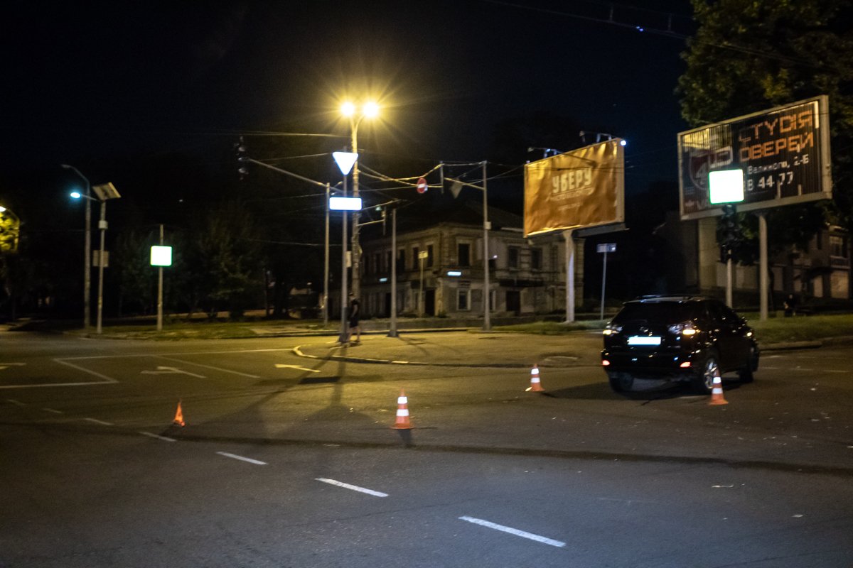 На месте разбросаны битые стекла