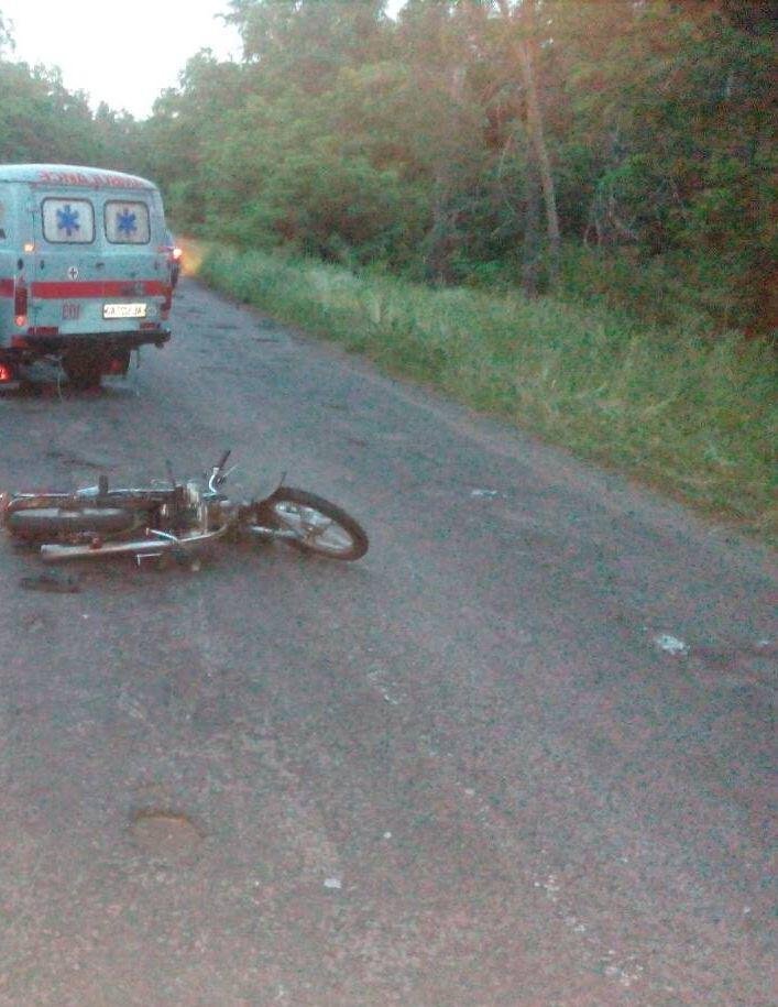 Мотоциклиста, лежащего на земле, заметил проезжавший мимо мужчина Мотоциклиста, лежащего на земле, заметил проезжавший мимо мужчина