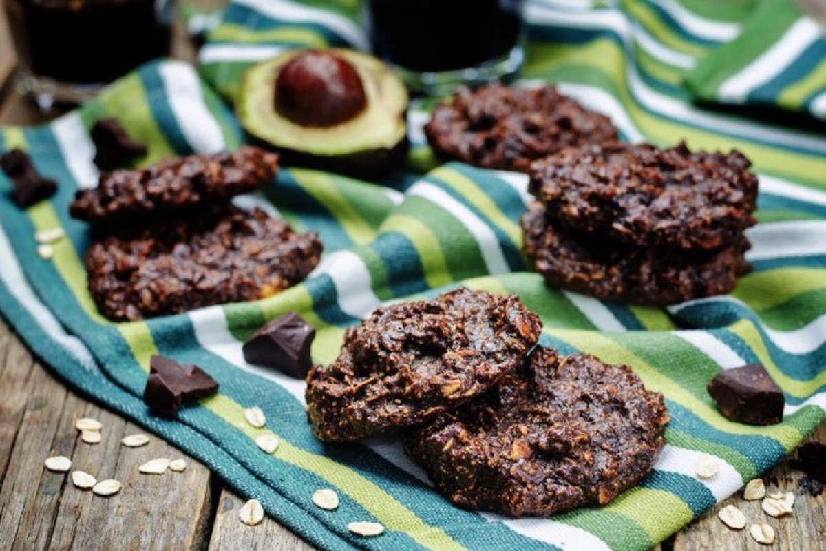 Полезные и вкусные рецепты: как приготовить шоколадное печенье из авокадо с овсянкой 1