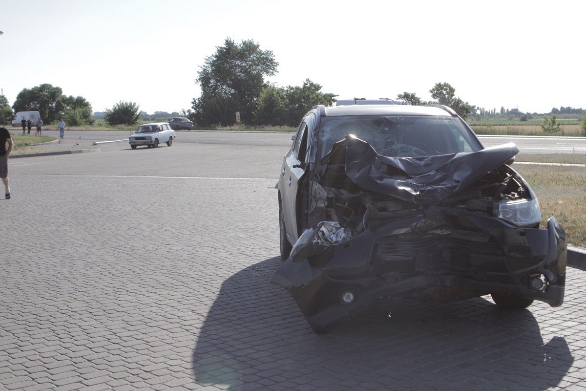 В салоне Mitsubishi был ребенок, который в момент столкновения ударился головой В салоне Mitsubishi был ребенок, который в момент столкновения ударился головой