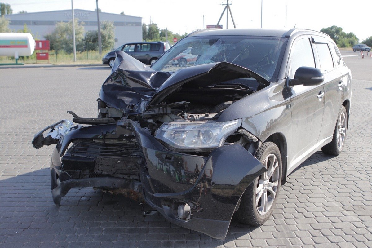 Сила удара была очень большой  Сила удара была очень большой