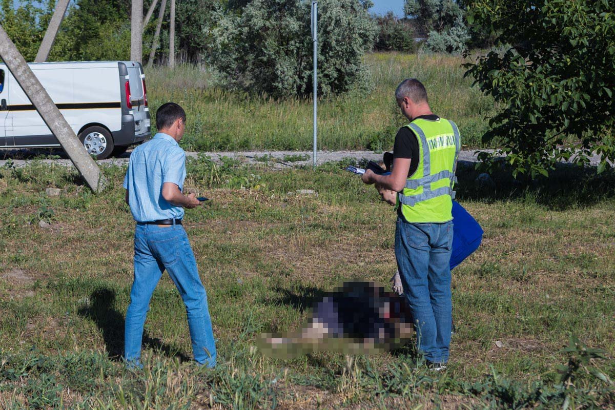 Женщина и два ее сына шли по обочине, катя рядом велосипед