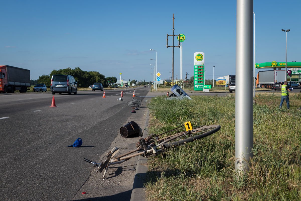 Предварительно, водитель автомобиля уснул за рулем и на полном ходу сбил мужчину и женщину