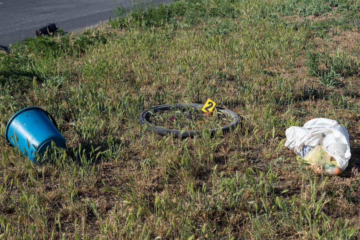 Удар был такой силы, что тела погибших буквально разбросало по обочине
