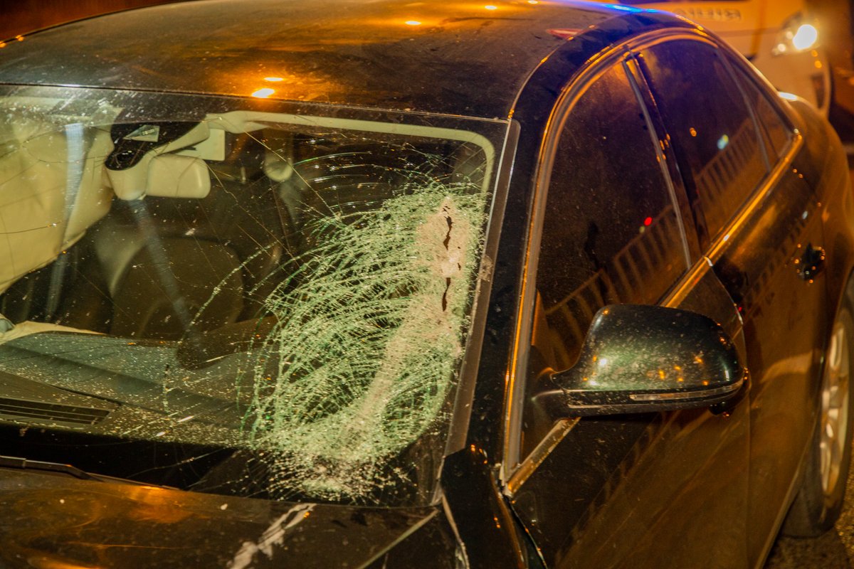 Один из прутов пробил лобовое стекло Один из прутов пробил лобовое стекло