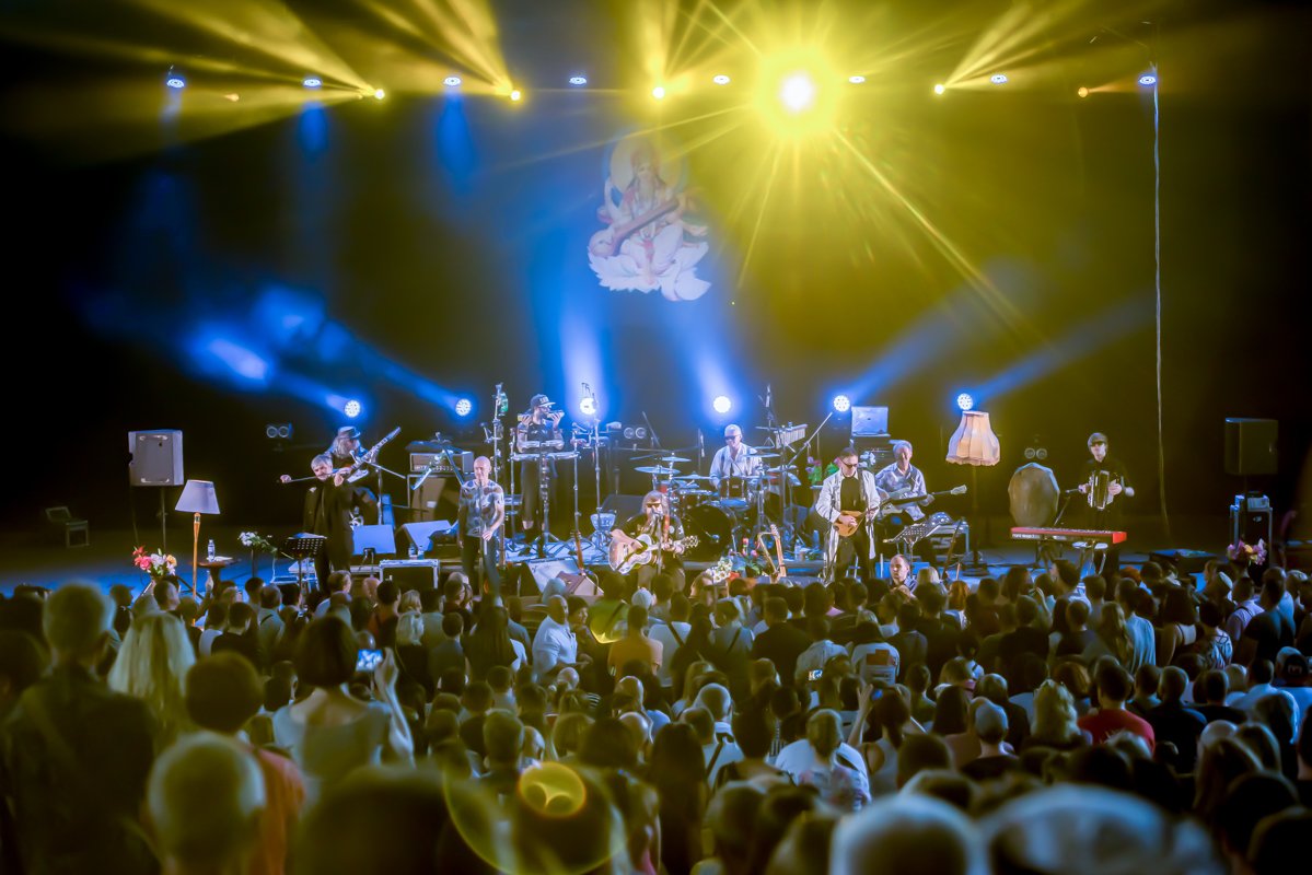 Фанаты и любители творчества Гребенщикова заражали позитивом и хорошим настроением Фанаты и любители творчества Гребенщикова заражали позитивом и хорошим настроением