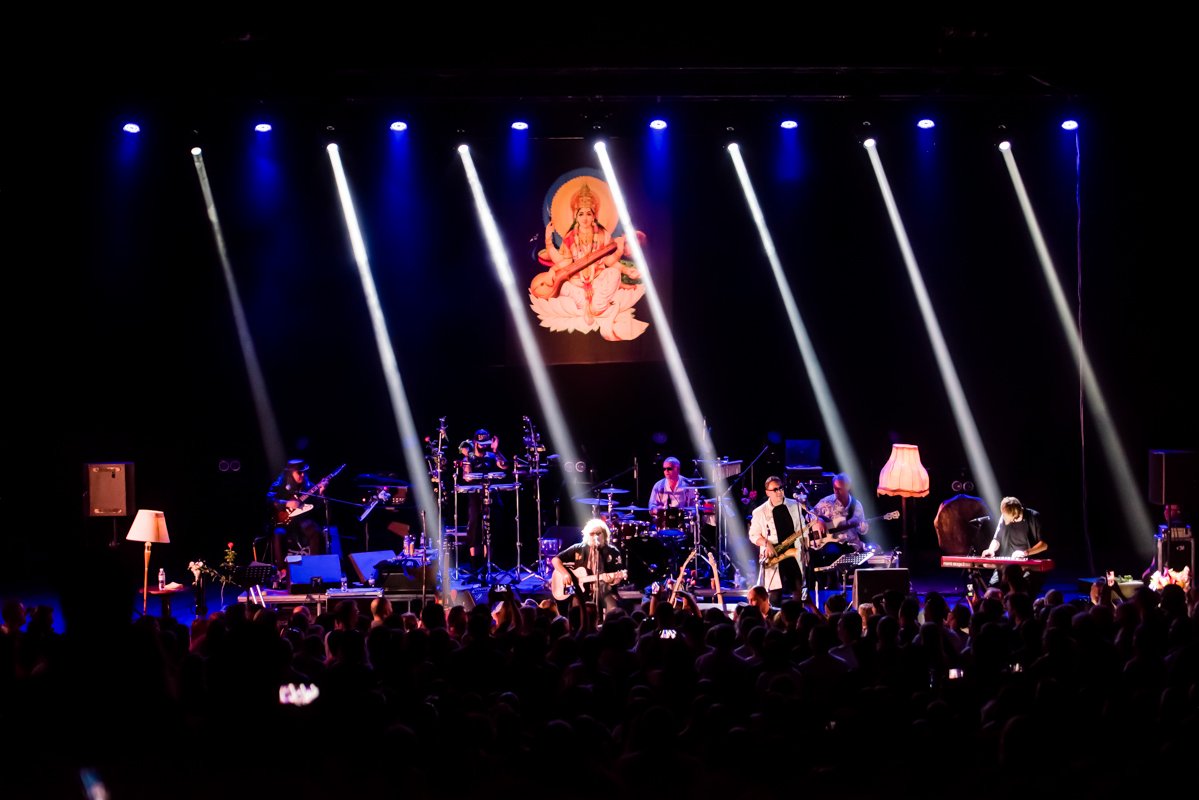 Зал охотно подпевал, получая истинное удовольствие от каждой минуты концерта Зал охотно подпевал, получая истинное удовольствие от каждой минуты концерта