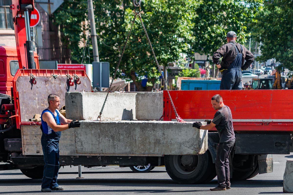 С утра тут уже были рабочие и техника С утра тут уже были рабочие и техника