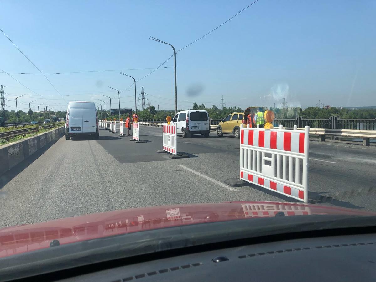 На мосту проходят ремонтные работы На мосту проходят ремонтные работы