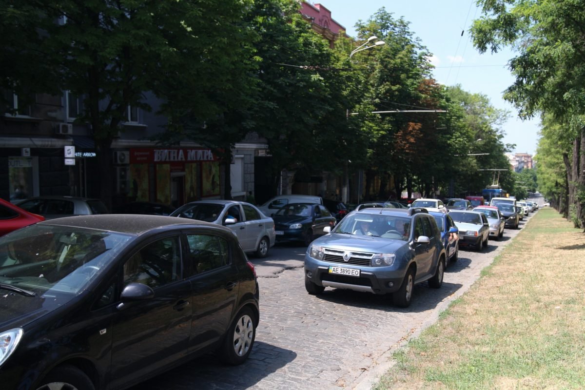 На проспекте Яворницкого образовалась пробка На проспекте Яворницкого образовалась пробка