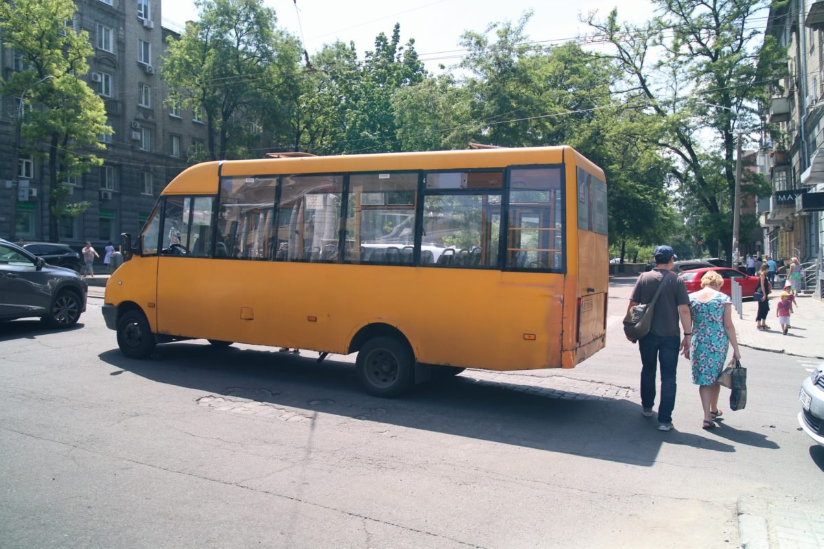 Женщина оказалась между колес Женщина оказалась между колес