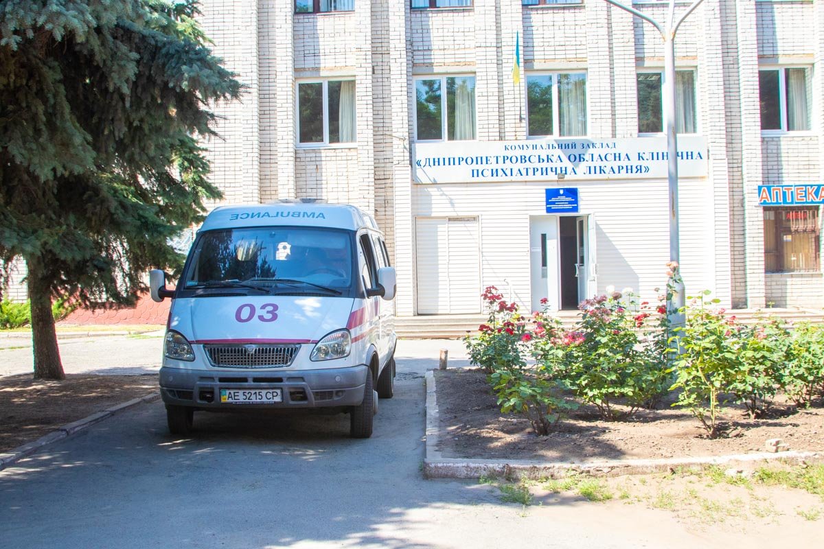 Под отделением собрались пациенты